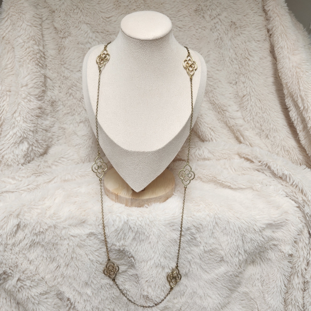 Elegant gold tone long necklace w/ interlocking quatrefoil motifs